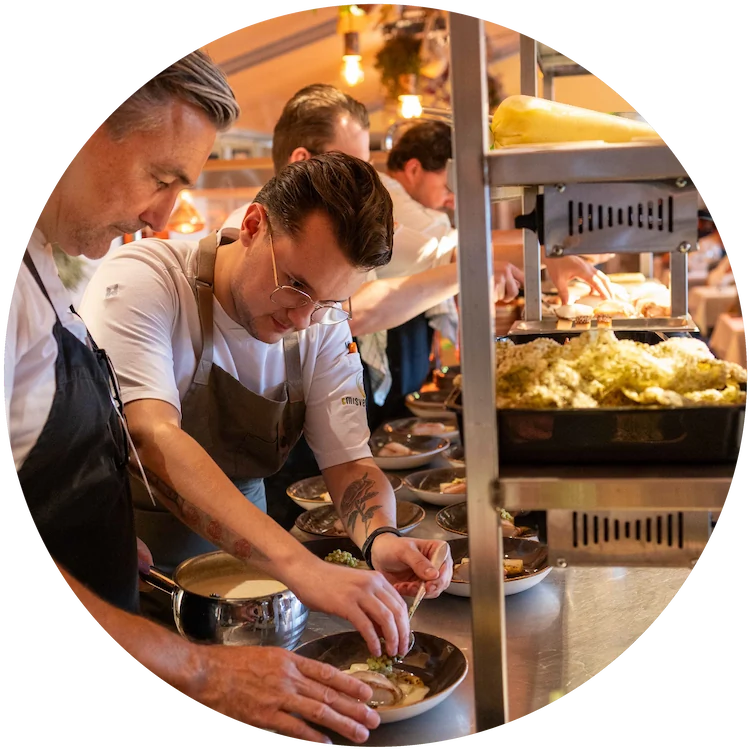 Chefkok is een gerechtje aan het maken in de keuken van pop-up restaurant Asperges in het veld