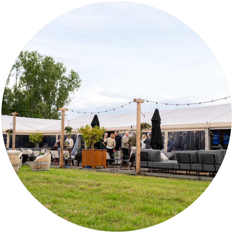 pop-up restaurant Asperges in het veld van buiten te zien. Foto gemaakt vanuit het aspergeveld