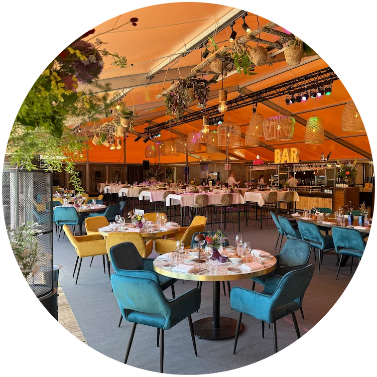 Interieurstyling van de binnenkant van pop-up restaurant Asperges in het veld